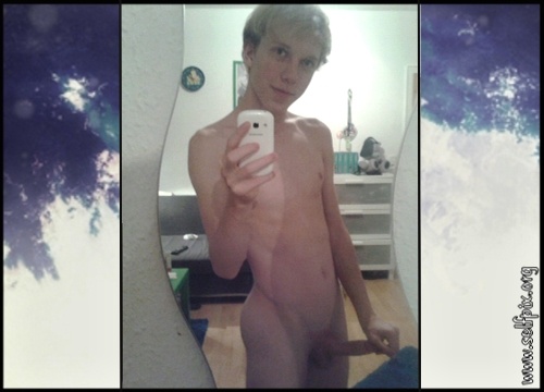 nude_american_twink_selfie